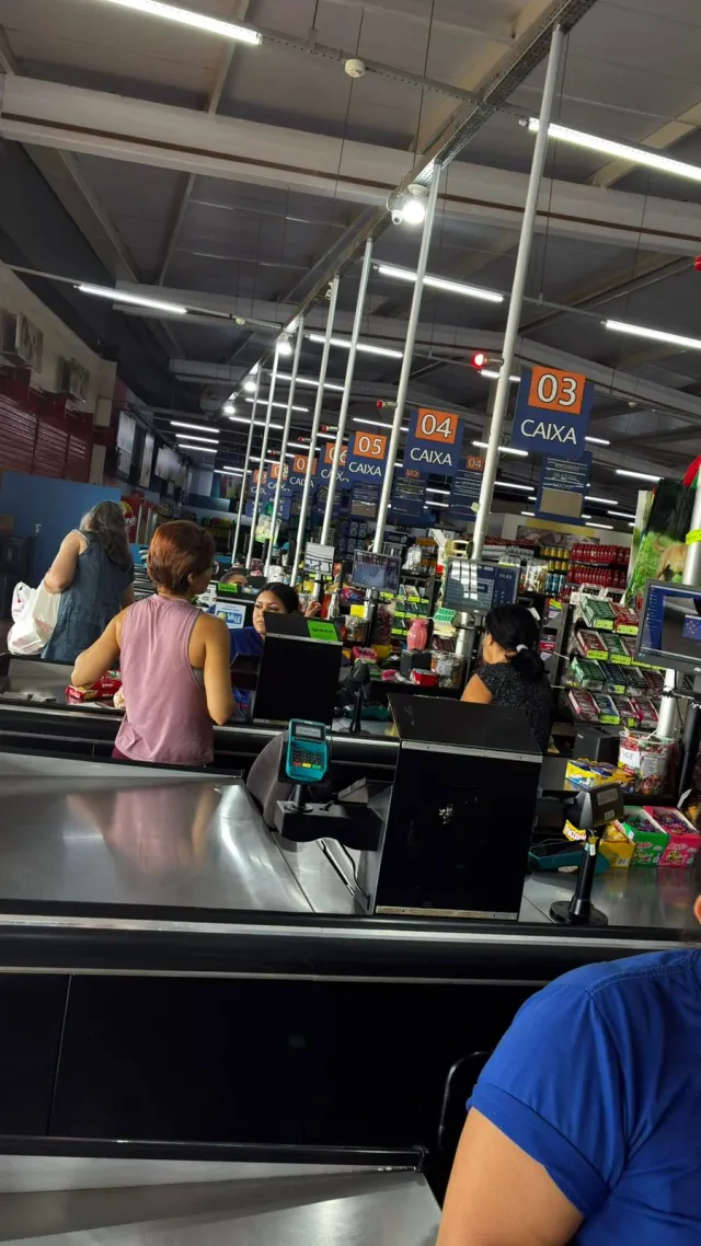 Frente de caixa do Supermercado Economia